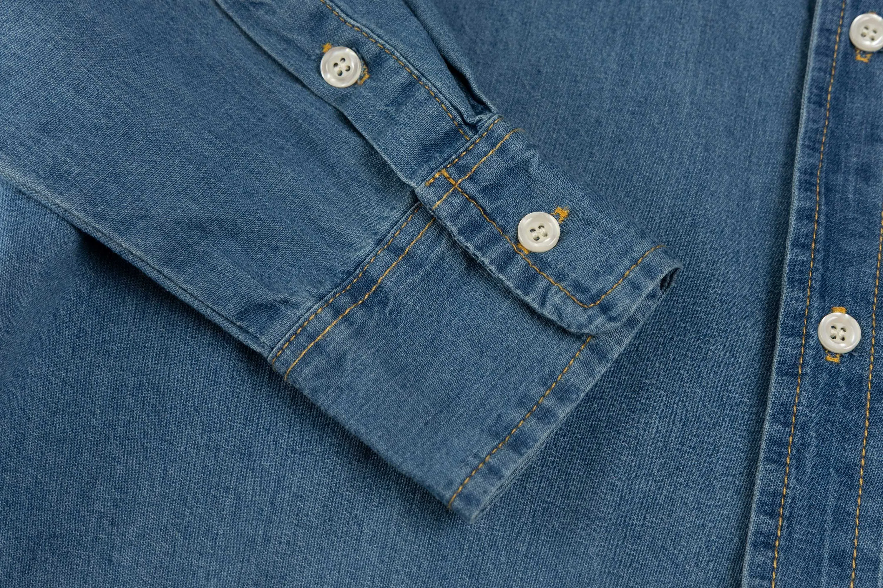 P230 model number SL298 Ralph Laure small label color block embroidered denim shirt. Same style for men and women. The details of the official website are the same. Full set of packaging. Complete with three labels. Moisture-proof paper. Difference in market currency. Feel free to compare. The fabric is made of cotton slub cotton fabric. Made of denim fabric. The denim fabric has been treated with a special process. The texture is soft but not stiff! The fabric is customized and dyed with ultra-high washing and tie-dye technology. The workmanship is complex and very high-quality fabrics. Precise and high-quality jacquard craftsmanship makes the fabrics become one! After washing, the upper body is soft and comfortable, extremely delicate, and feels solid, smooth and soft. The fabric has the characteristics of being wrinkle-free and has an invincible feel. Perfect details. Size: S-XL